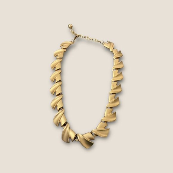 80s Jewelry - Maxine Decker 80s Gold-Toned Leaf Design Choker Necklace Adjustable Length
